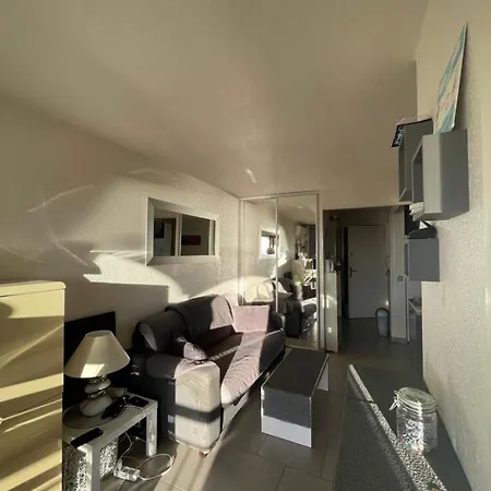Sea View Apartment, Center
